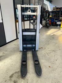 Carrello elevatore stoccatore transpallet elettric