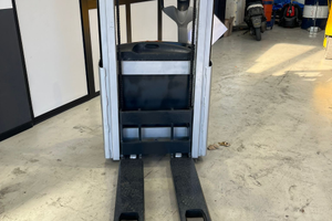 Carrello elevatore stoccatore transpallet elettric