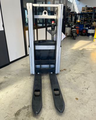 Carrello elevatore stoccatore transpallet elettric