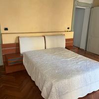 Letto matrimoniale con comodini integrati