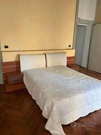 Letto matrimoniale con comodini integrati