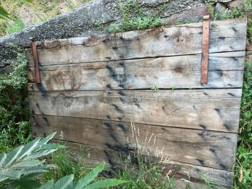 Porta antica legno con catenaccio