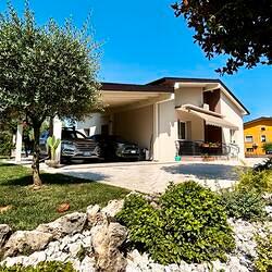 Villa indipendente ristrutturata con ampio giardi