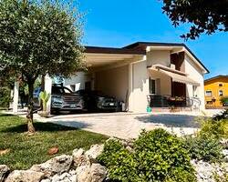 Villa indipendente ristrutturata con ampio giardi