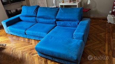 Divano blu con penisola e pouf – 290x110 cm