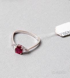Anello in oro bianco con diamanti naturali e rubin