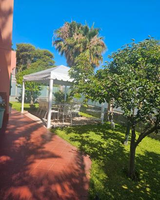 Appartamento in villa con giardino e piscina cond
