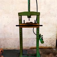 PRESSA OMCN DA 15 TONNELLATE