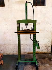 PRESSA OMCN DA 15 TONNELLATE