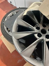 Cerchi e gomme da 21 per Tesla MS 2020
