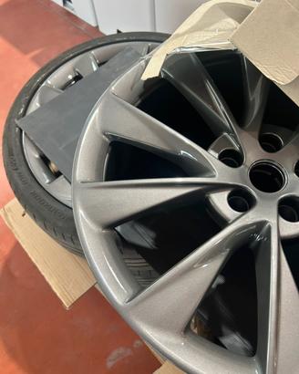 Cerchi e gomme da 21 per Tesla MS 2020
