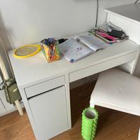 Scrivania Ikea con graffi