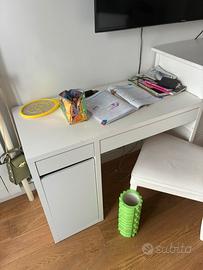 Scrivania Ikea con graffi