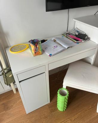 Scrivania Ikea con graffi