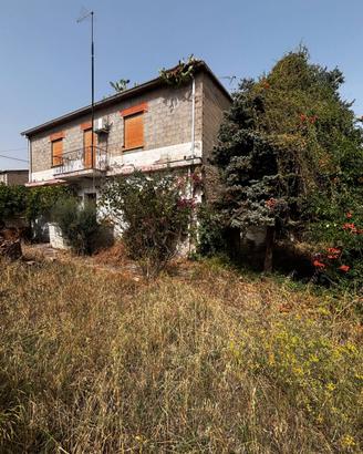 Casa indipendente con ampia corte