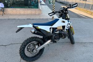 Moto Husqvarna 300 2 tempi enduro