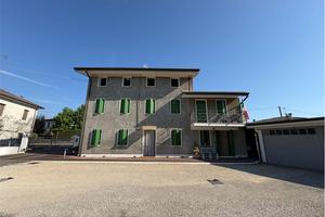 Casa indipendente su tre livelli con garage e giar