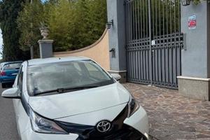 AYGO 1.0 XPLAY AUTOMATICA