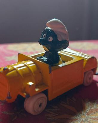 Puffo nero in macchina
