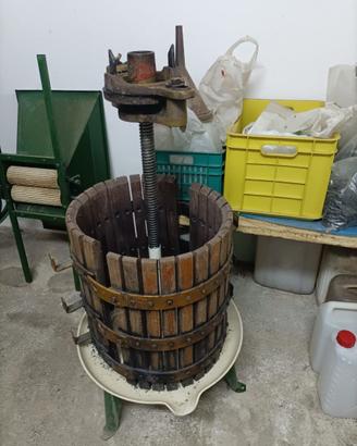 Torchio idraulico per uva