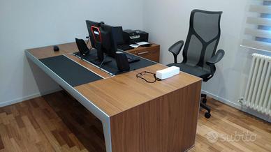 Scrivania e mobile da ufficio