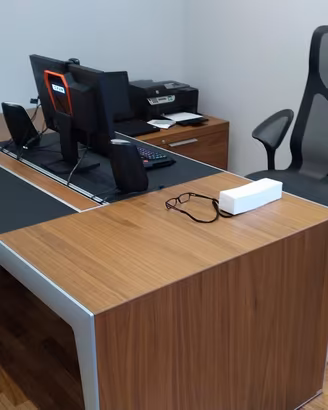 Scrivania e mobile da ufficio