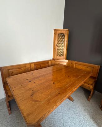 Panca e tavolo in legno