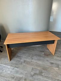scrivania in legno