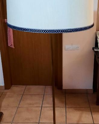 Lampada da terra antica in perfetto stato