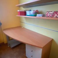 Scrivania e parete attrezzata