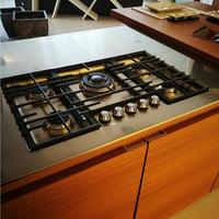 Cucina isola e  parete living