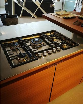 Cucina isola e  parete living