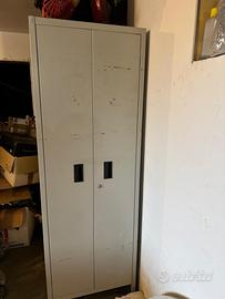 3 armadietti in metalli per attrezzature