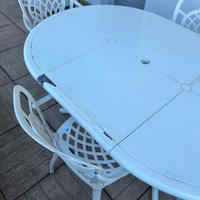 Tavolo con sedie da esterno