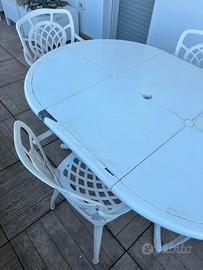 Tavolo con sedie da esterno