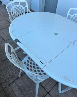 Tavolo con sedie da esterno