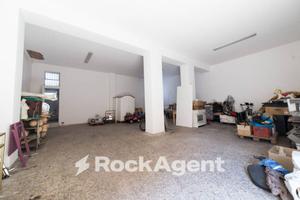 ACIREALE - AMPIO NEGOZIO CON DUE VETRINE SU STRADA