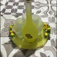Bottiglia com bicchieri per limoncello