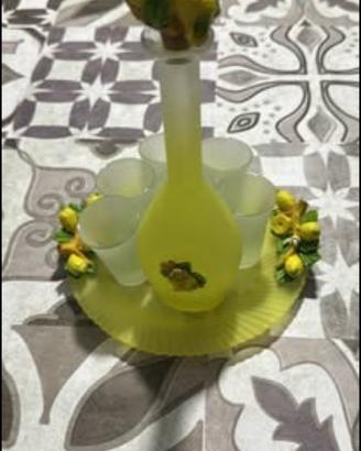 Bottiglia com bicchieri per limoncello