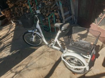 triciclo pedalata assistita per adulti 