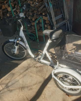 triciclo pedalata assistita per adulti 