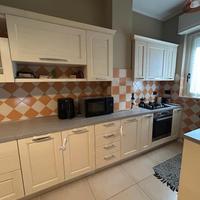 Cucina, tavolo e sedie