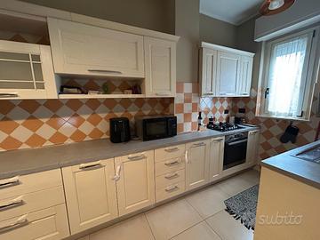 Cucina, tavolo e sedie