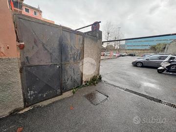 MAGAZZINO A GENOVA