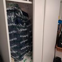 armadio con ante scorrevoli