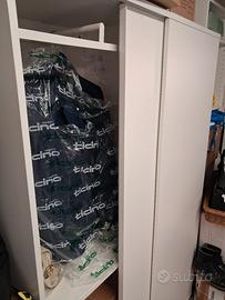 armadio con ante scorrevoli