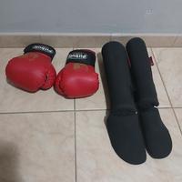 guanti da boxe e paratibia