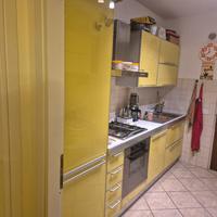 Cucina Doimo in vetro giallo con elettrodomestici 