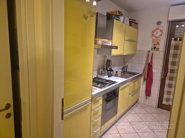 Cucina Doimo in vetro giallo con elettrodomestici 