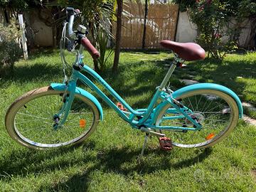 Bicicletta da ragazza con casco